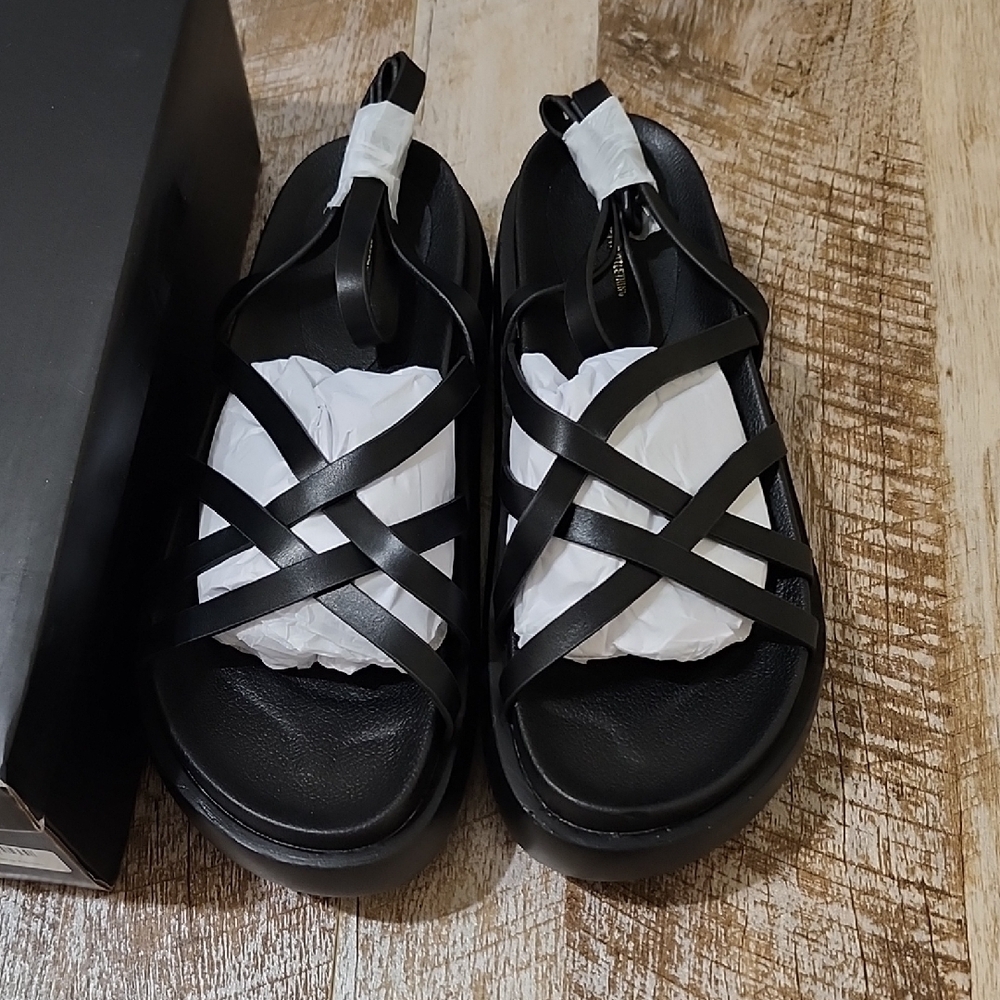 PrettyLittleThing Black Sandals with Open Toe and Thick Sole - Picture 4 of 10